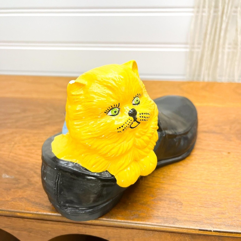 Vintage Porcelain Cat in Shoe Figurine - Anamorphic Shelf Decor - Picture 6 of 7
